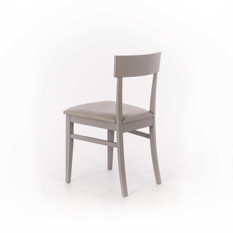 Sedia in legno laccato grigio chiaro con seduta in similpelle 44x45xh. 82 cm