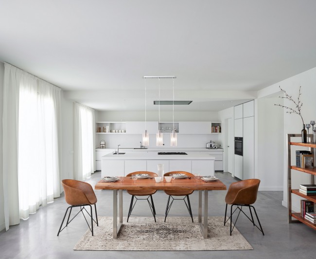Tappeto grigio in fibre naturali stile fusion 160x230
