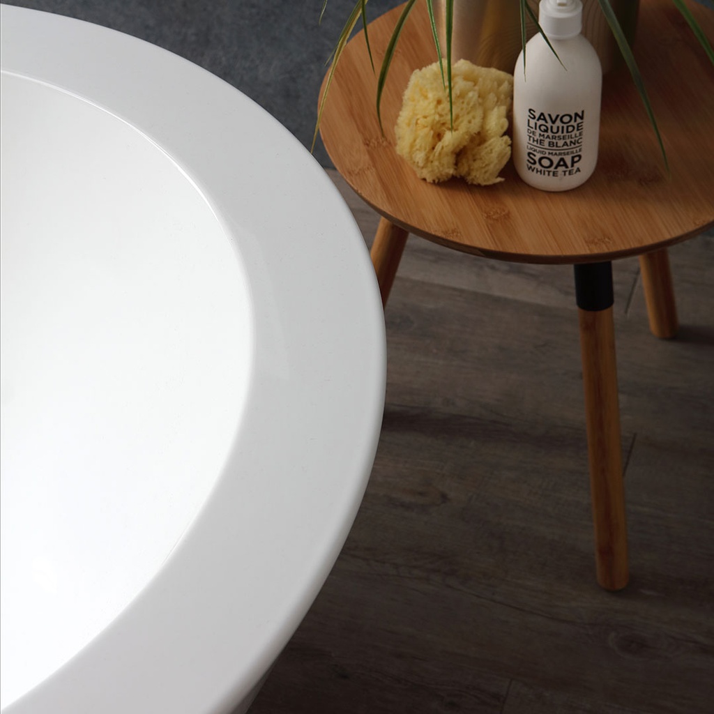 Vasca freestanding in acrilico bianco