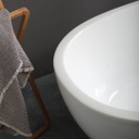 Vasca da bagno in acrilico bianco centro stanza